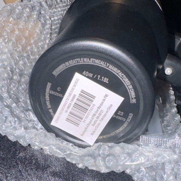 Stanley Black Insulated Bottle - Picture 5 of 7